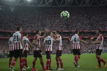 Jugadores del Athletic celebrando uno de los goles. (Marisol RAMIREZ / ARGAZKI PRESS)