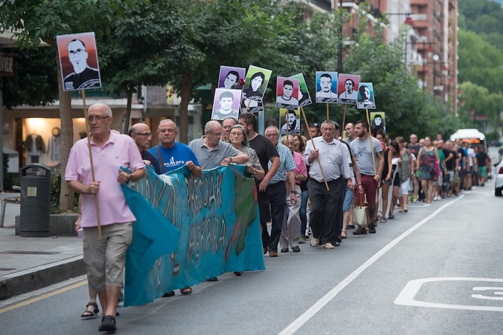 Cadena humana en recuerdo de Kepa del Hoyo. (Monika DEL VALLE/ARGAZKI PRESS)