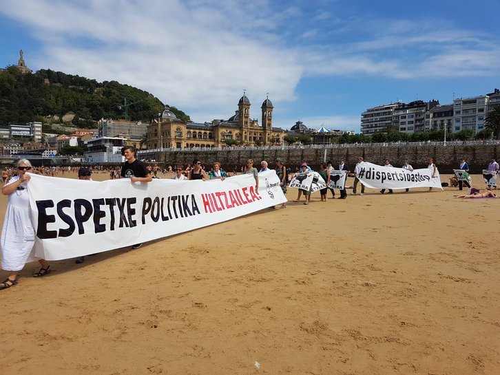 Miembros de Etxerat, en la playa donostiarra de la Concha. (@EtxeratElkartea)