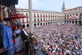 Milaka lagun bildu dira Zeledo Txiki eta Neska Txikiren jaitsieran. (GASTEIZKO UDALA)