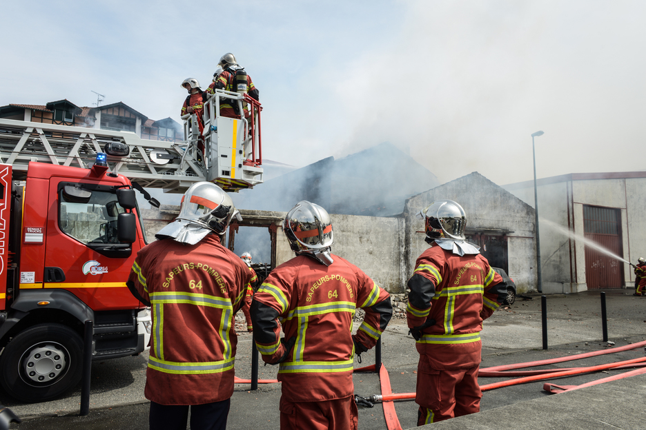 Une cinquantaine de pompiers ont travaillé sur le site de l'incendie. © Isabelle Miquelestorena