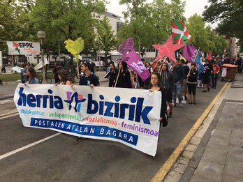 Cabecera de la manifestación de Ernai en Gasteiz. (@ernaigazte)