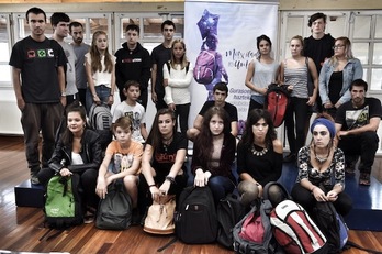 Hainbat «motxiladun umek» hartu dute parte Sarek Bilbon eginiko agerraldian. (ARGAZKI PRESS) 