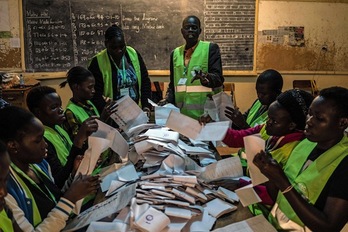 Los primeros resultados parciales otorgan la victoria al actual presidente Kenyatta. (Frederik LERNERYD/AFP)