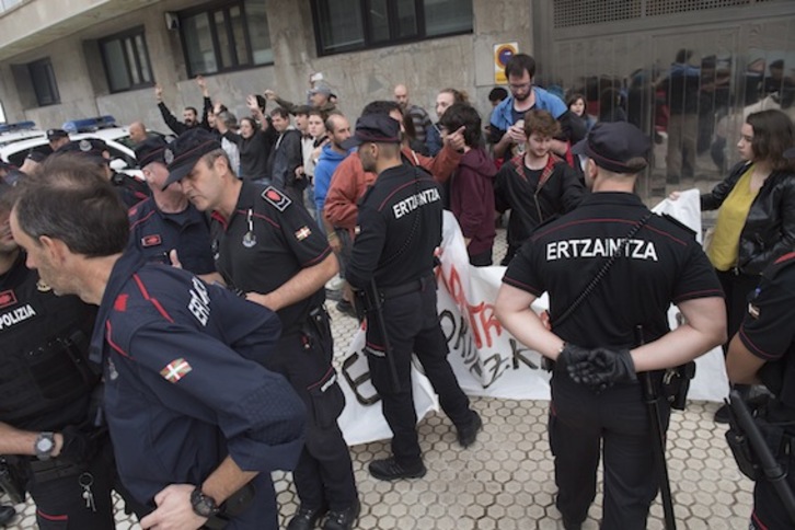 La protesta contra el actual modelo turístico, rodeada por ertzainas y municipales. (Juan Carlos RUIZ/ARGAZKI PRESS)