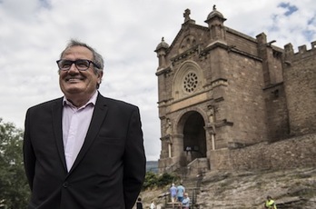Sabalza ha participado en la ofrenda floral de Osasuna a san Francisco de Xabier. (Jagoba MANTEROLA/ARGAZKI PRESS)