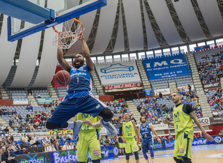 Danny Agbelese se cuelga del aro durante uno de los partidos que disputó con la camiseta del GBC. (Gorka RUBIO / ARGAZKI PRESS)