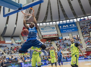 Danny Agbelese se cuelga del aro durante uno de los partidos que disputó con la camiseta del GBC. (Gorka RUBIO / ARGAZKI PRESS)