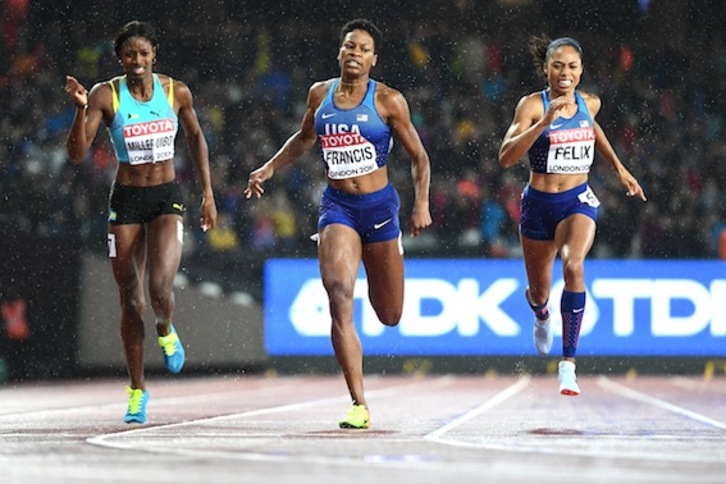 El hundimiento por lesión de la bahameña Shaunae Miller-Uibo le dio, de rebote, el oro a Phyllis Francis y la medalla a Allyson Felix. (Jewel SAMAD/AFP)