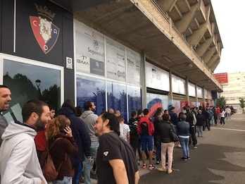 Imagen de la cola para hacerse nuevo socio de Osasuna.