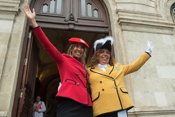 Ane Ortiz y Nati Ovelleiro, txupinera y pregonera de Aste Nagusia 2017. (Monika DEL VALLE/ARGAZKI PRESS)