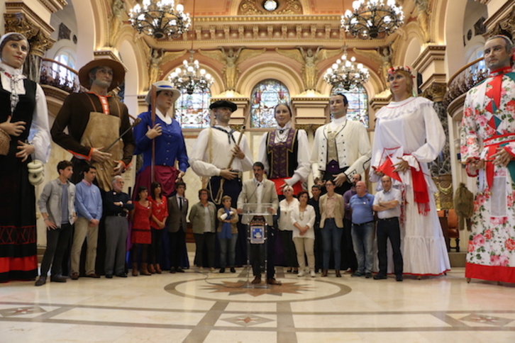La corporación donostiarra, durante la lecura del texto contra las agresiones sexistas. (Donostiako Udala)