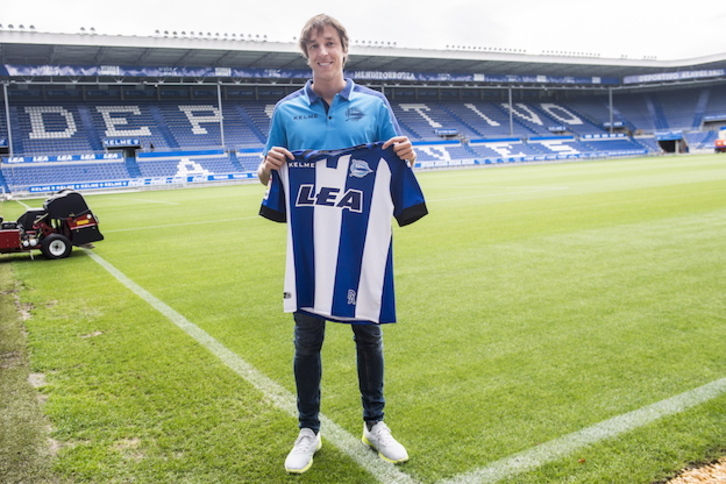 Tomás Pina posa en Mendizorrotza con la camiseta del Alavés. (Marisol RAMÍREZ / ARGAZKI PRESS)