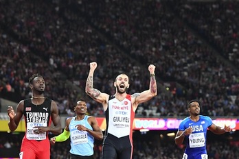 Por medio tubular, el turco-azerí Ramil Guliyev hizo saltar la sorpresa y se llevó el oro de los 200 metros. (Adrian DENNIS/AFP)
