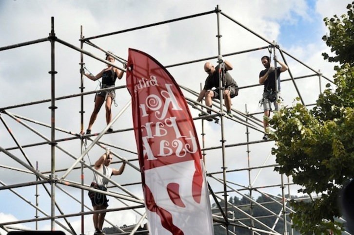 Las comparsas han comenzado a montar las txosnas en el Arenal. (ARGAZKI PRESS)