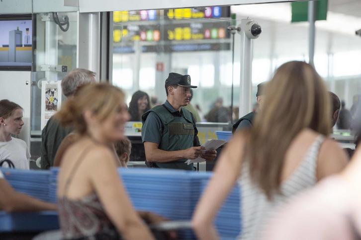 Un Guardia Civil trabaja en el aeropuerto de El Prat. (Josep LAGO/AFP)