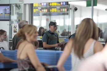 Un Guardia Civil trabaja en el aeropuerto de El Prat. (Josep LAGO/AFP)