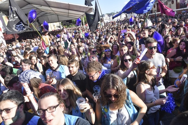 Jendetza bildu da Aste Nagusi Pirataren hasieran. (Idoia ZABALETA/ARGAZKI PRESS)