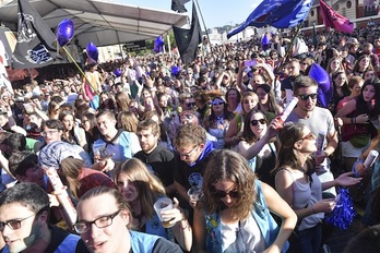 Jendetza bildu da Aste Nagusi Pirataren hasieran. (Idoia ZABALETA/ARGAZKI PRESS)