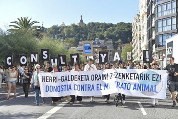 Bulebarretik abiatu da zezenketen aurkako manifestazioa. (Idoia ZABALETA/ARGAZKI PRESS)