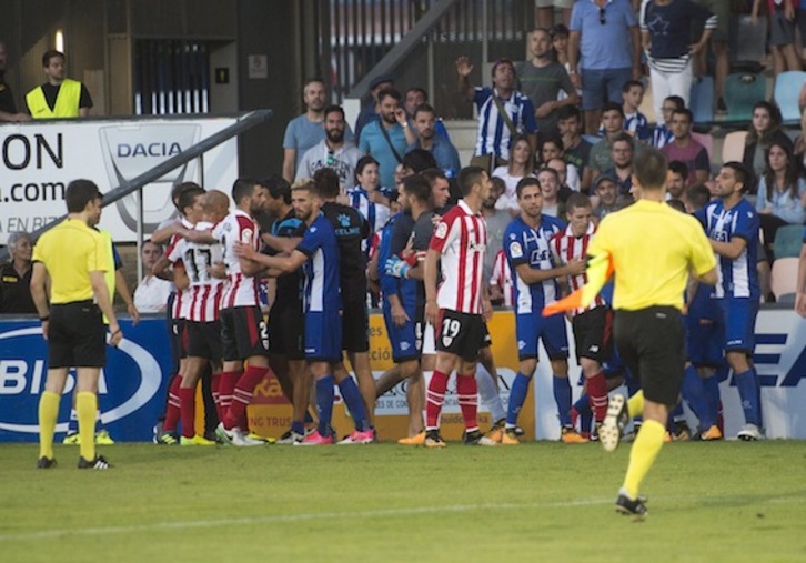 El trío arbitral ha abandonado el campo tras expulsar a un segundo jugador del Alavés. (Marisol RAMÍREZ/ARGAZKI PRESS)