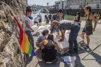 Tareas de montaje, esta mañana en el puerto donostiarra. (Juan Carlos RUIZ / ARGAZKI PRESS)