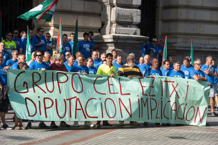 Los trabajadores del grupo CEL ante la sede de la Diputación de Bizkaia. (Monika DEL VALLE / ARGAZKI PRESS)
