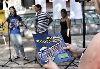 Comparencia de las comparsas y la Fundación Etorkintza. (Monika DEL VALLE / ARGAZKI PRESS)