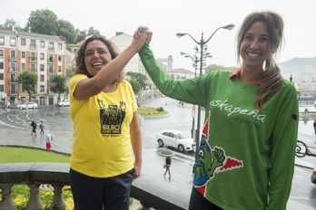 Nati Ovelleiro eta Ane Ortiz Ballesteros, pregoilaria eta txupinera