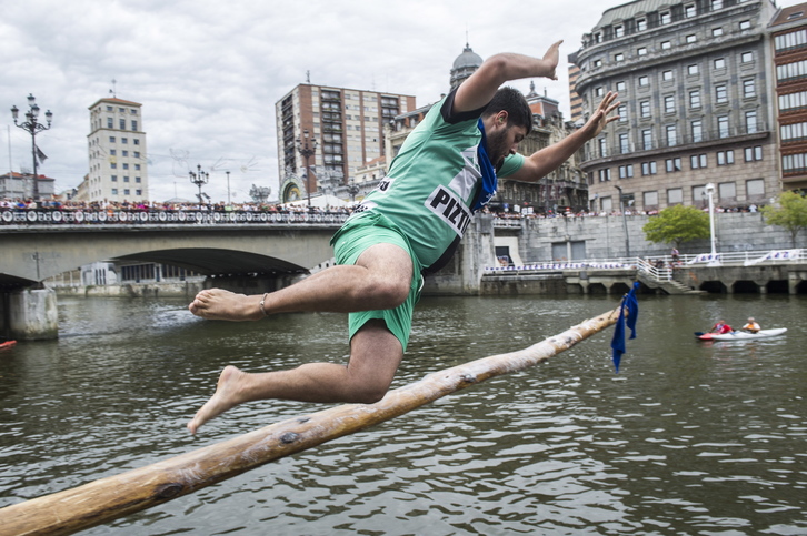 Prueba de la cucaña en la ría. (Marisol RAMIREZ / ARGAZKI PRESS)