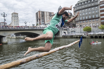 Prueba de la cucaña en la ría. (Marisol RAMIREZ / ARGAZKI PRESS)