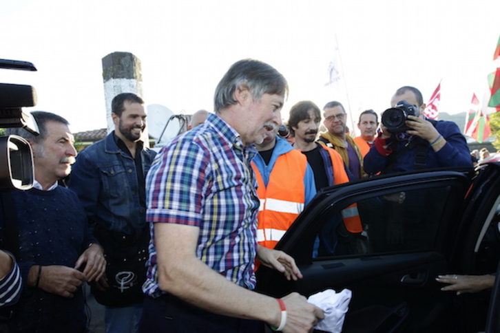 Rafa Díez monta en un coche para regresar a casa. (Aritz LOIOLA / ARGAZKI PRESS)