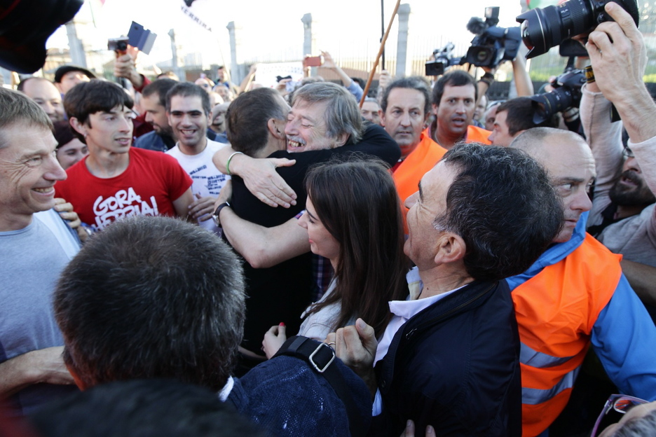 Arnaldo Otegi eta Rafa Diezen arteko besarkada El Duesoko atarian. (Aritz LOIOLA / ARGAZKI PRESS) Arnaldo Otegi eta Rafa Diezen arteko besarkada El Duesoko atarian. (Aritz LOIOLA / ARGAZKI PRESS)