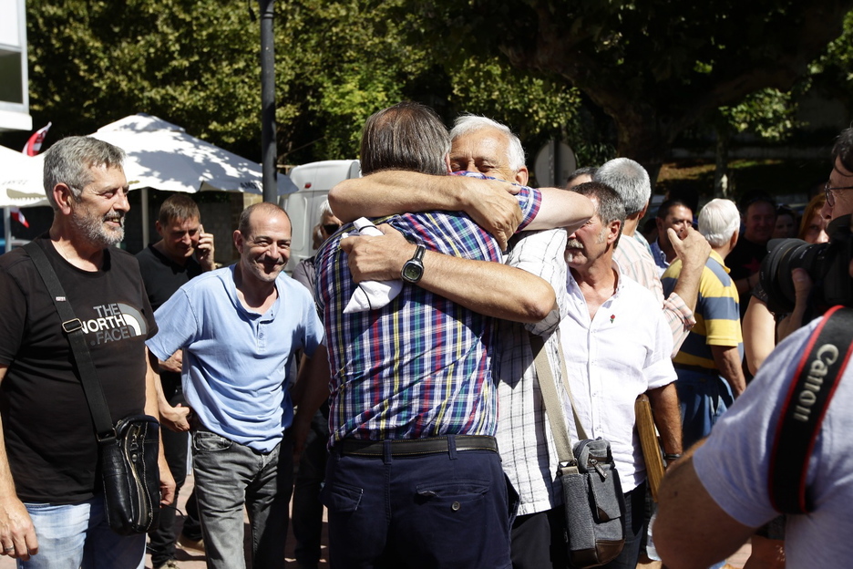 Besarkadak izan dira nagusi goiz guztian zehar. (Aritz LOIOLA / ARGAZKI PRESS) Besarkadak izan dira nagusi goiz guztian zehar. (Aritz LOIOLA / ARGAZKI PRESS)