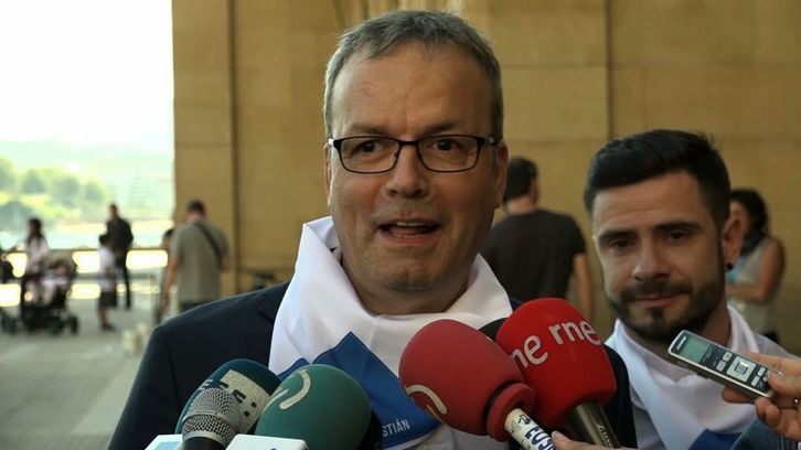 El consejero Retortillo atiende a los medios en una comparecencia anterior. (IREKIA)