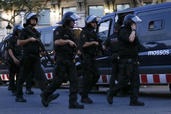 Mossos desplegados en el centro de la capital catalana. (Pau BARRENA/AFP)