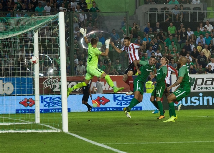 Aduriz marcando el primer gol. (ATHLETIC CLUB)