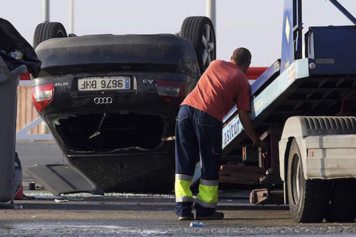 El coche en el que viajaban los cinco atacantes abatidos en Cambrils. (Lluis GENE / AFP)