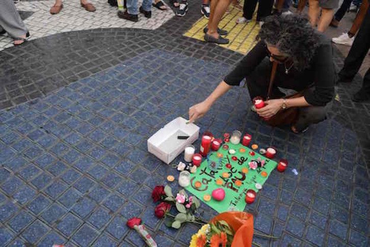Velas y flores en las Ramblas de Barcelona. (Javier SORIANO / AFP)