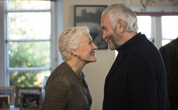 Glenn Close y Jonathan Pryce, en una escena de la película. (Donostiako Zinemaldia)