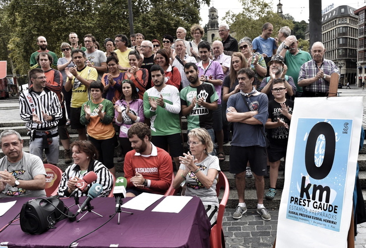 Rueda de prensa realizada por las comparsas con representantes de Sare. (ARGAZKI PRESS)