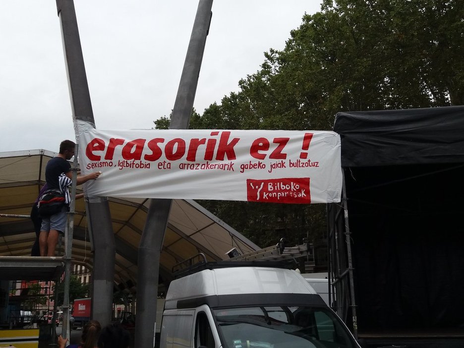 Pancarta contra las agresiones sexitas de las comparsas en el recinto de txosnas. (@goikodeustu) Pancarta contra las agresiones sexitas de las comparsas en el recinto de txosnas. (@goikodeustu)