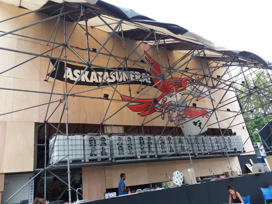 Txosna de la comparsa Txori Barrote. (@goikodeustu) Txosna de la comparsa Txori Barrote. (@goikodeustu)