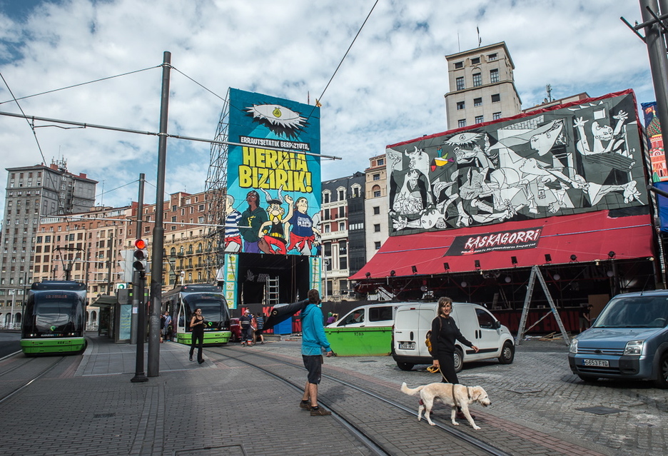 Kaskagorri konpartsaren txosna Arriaga atzekaldean. (ARGAZKI PRESS) Kaskagorri konpartsaren txosna Arriaga atzekaldean. (ARGAZKI PRESS)