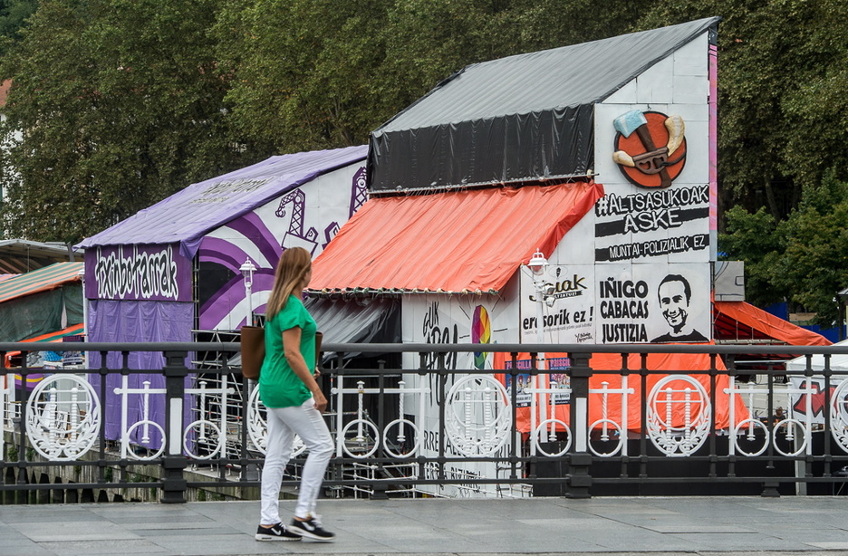 Txosna de Altxaporrue recordando a Cabacas y a los jóvenes de Altsasu. (ARGAZKI PRESS) Txosna de Altxaporrue recordando a Cabacas y a los jóvenes de Altsasu. (ARGAZKI PRESS)