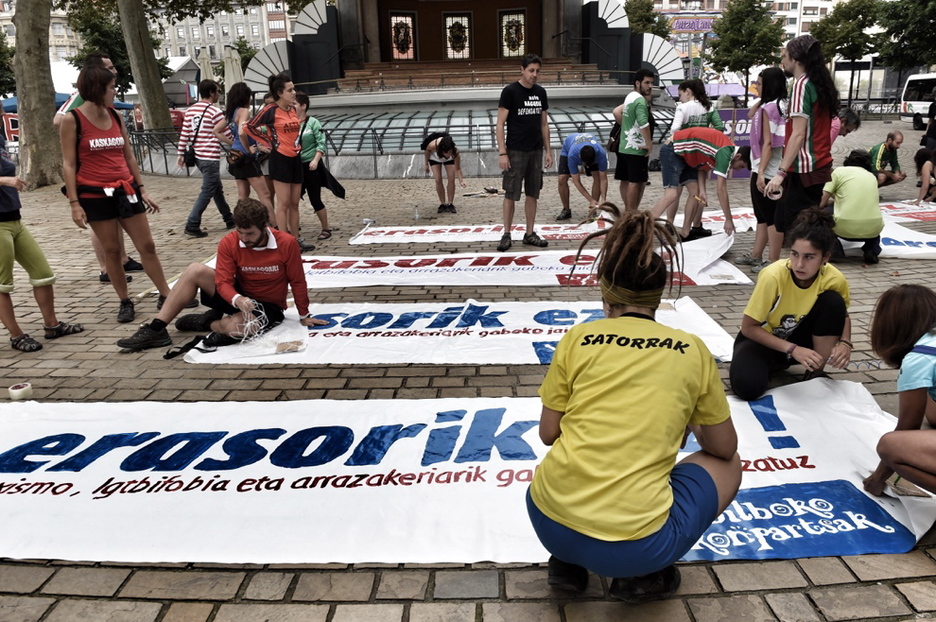 Pancarta contra las agresiones sexitas de las comparsas en el recinto de txosnas. (ARGAZKI PRESS) Pancarta contra las agresiones sexitas de las comparsas en el recinto de txosnas. (ARGAZKI PRESS)