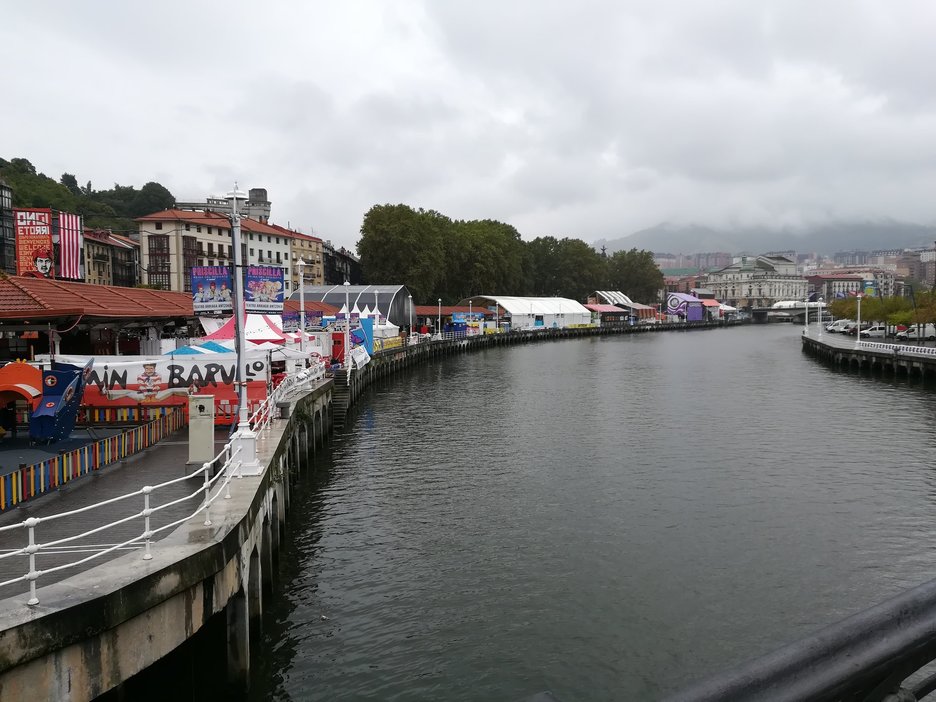 Vista del Arenal con las txosnas. (@GARA_rpascual) Vista del Arenal con las txosnas. (@GARA_rpascual)