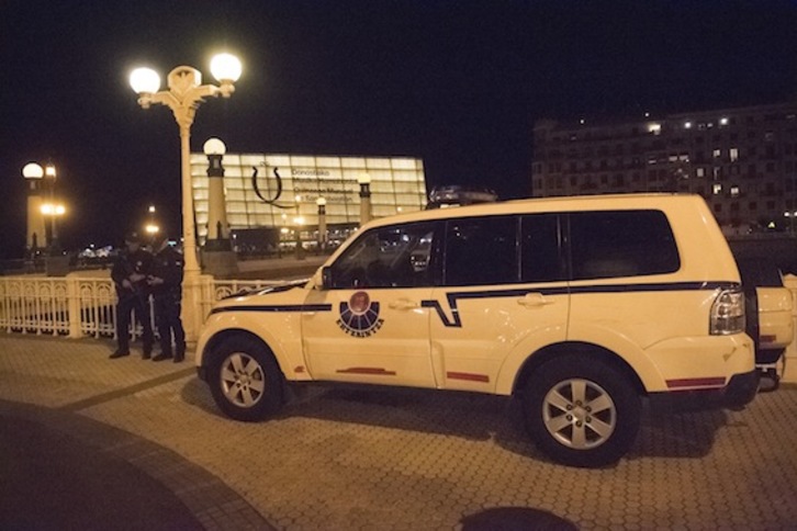 Bartzelonako erasoen ondotik, Ertzaintzaren presentzia areagotu egin zen Aste Nagusian murgilduta dagoen Donostian. (Gorka RUBIO/ARGAZKI PRESS)