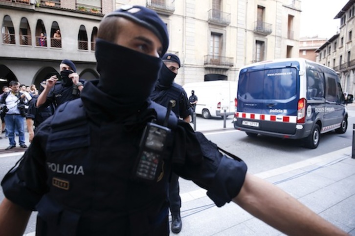 Operación de los Mossos en Ripoll poco después de los ataques de Barcelona y Cambrils. (Pau BARRENA/AFP)