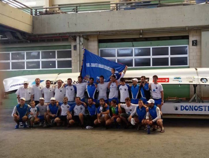 La plantilla de Donostiarra posa con la bandera ganada en Zarautz. (Kaiarriba Elkartea)